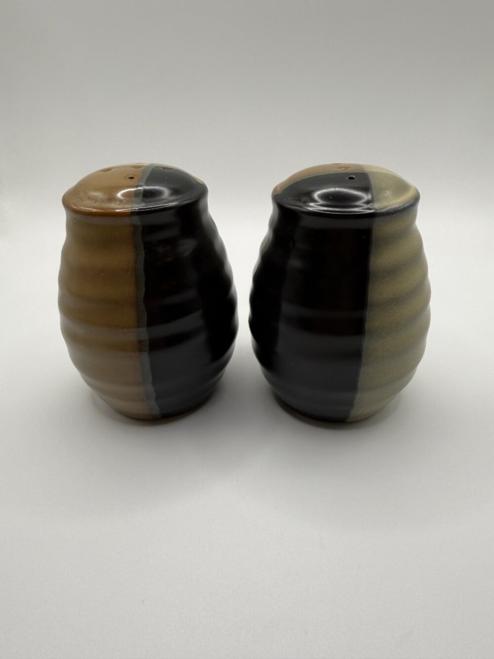 VTG Sango Retired Stoneware 'Gold Dust Black' Salt & Pepper Shakers - Picture 4 of 5